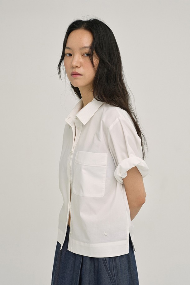 W 오가닉 포켓 반팔 셔츠 White는 부드러운 촉감의 오가닉 코튼 100% 소재로 제작된 여성용 셔츠입니다. 미니멀하고 클린한 스타일로, 여름철 일상룩과 출근룩, 데이트룩에 모두 잘 어울립니다. 레귤러핏 크롭 기장으로 시원하고 경량성을 갖춰 편안하게 착용할 수 있으며, 가슴 포켓 디테일이 돋보입니다. 칼라 넥 라인과 반소매 디자인은 클래식하면서도 캐주얼한 무드를 연출합니다. 얇은 두께감으로 통기성이 뛰어나 쾌적함을 유지해 줍니다.
