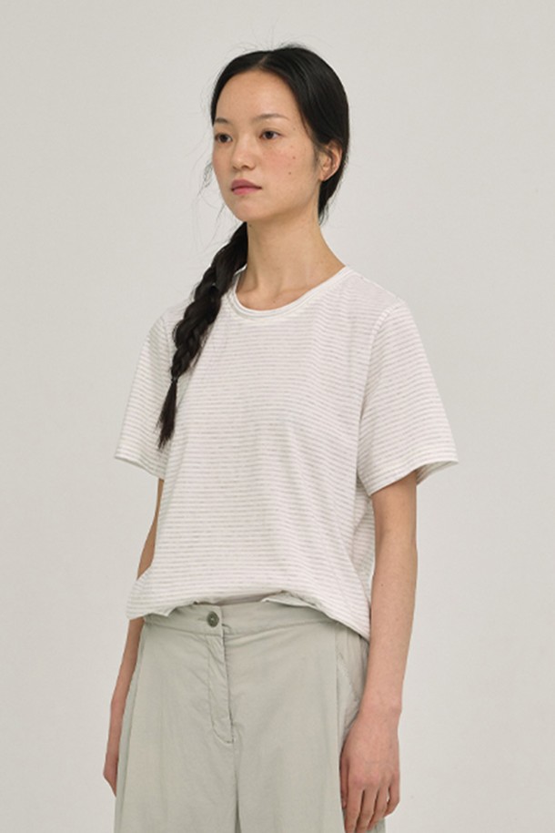 W 오가닉 스트라이프 반팔 티셔츠 멜란지 그레이는 여성용 반팔 티셔츠입니다. 부드러운 촉감의 면과 오가닉 코튼을 혼방하여 제작되었으며, 가볍고 통기성이 우수하여 여름철에도 시원하게 착용할 수 있습니다. 숏 기장의 레귤러핏으로 베이직한 스타일을 연출하며, 멜란지 그레이 컬러와 스트라이프 패턴이 은은한 멋을 더합니다. 라운드넥 디자인에 넥라인 컷오프 디테일로 포인트를 주어 캐주얼, 미니멀, 클래식 스타일 모두 소화 가능합니다. 산책이나 집콕 시 편안하게 즐겨 입기 좋은 티셔츠입니다.
