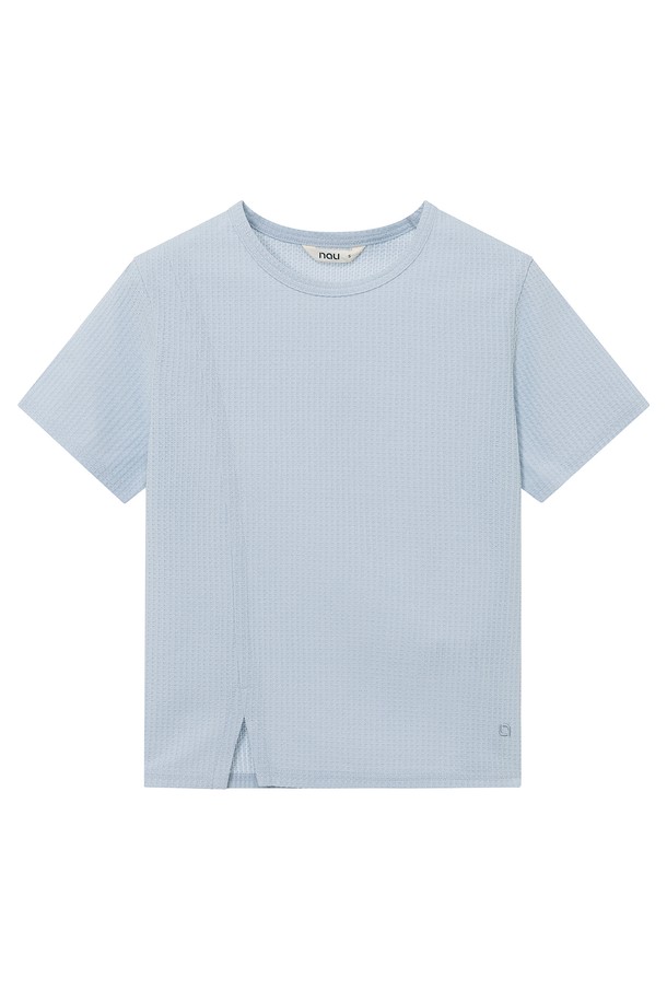 W 와플 슬릿 반팔 티셔츠 Light Blue는 부드러운 촉감의 폴리에스터 소재로 제작되어 통기성과 신축성이 뛰어납니다. 라이트 블루 컬러에 베이직한 스타일로, 일상복으로 활용하기 좋습니다. 시원한 여름철에 어울리는 얇은 두께감과 슬림핏 디자인이 특징입니다. 라운드넥과 반소매 기장으로 편안함을 더했습니다. 휴가룩과 산책룩, 캐주얼 및 미니멀 스타일을 즐기는 여성분들께 추천합니다. 소로나 섬유 100%로 제작되었습니다.
