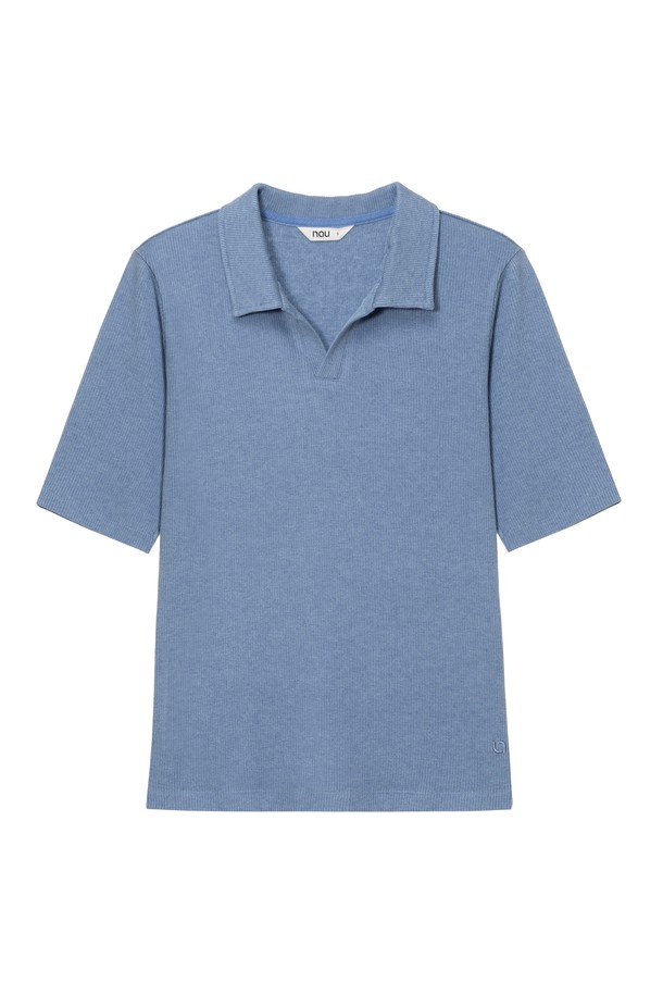 W(더블유) 실키 울 반팔 카라 티셔츠 다크 블루는 여름 시즌, 여성 고객을 위한 베이직 스타일의 카라 티셔츠입니다. 라이오셀 70%, 울 25%, 폴리우레탄 5% 혼방의 부드러운 촉감과 슬림핏 디자인으로, 데이트룩과 출근룩 등 다양한 TPO에 활용 가능합니다. 얇은 두께의 반소매 기장이며, 골지 패턴이 특징입니다. 미니멀, 클래식, 캐주얼 스타일을 즐기는 고객에게 적합하며, 드라이클리닝을 권장합니다.
