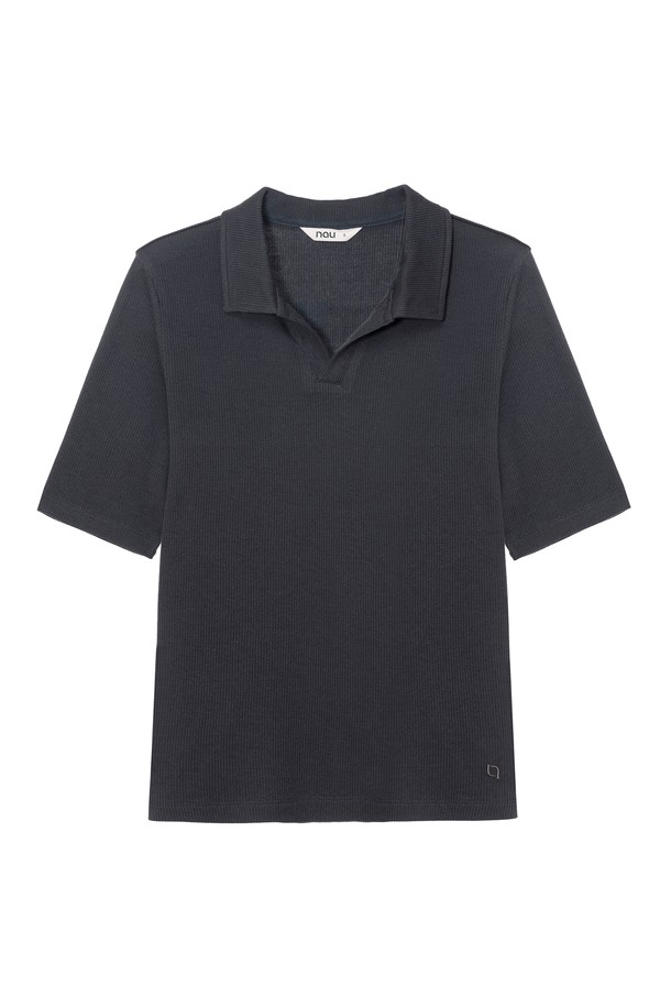 다크 그레이 컬러의 W 실키 울 반팔 카라 티셔츠입니다. 부드러운 촉감의 레이온, 울, 폴리우레탄 혼방 소재로 제작되어, 여름에도 시원하게 착용 가능한 얇은 두께의 슬림핏 폴로 티셔츠입니다. 베이직한 디자인에 골지 패턴으로 포인트를 더했으며, 반소매 기장과 카라넥 디테일이 특징입니다. 출근룩과 비즈니스 캐주얼, 미니멀, 클래식, 캐주얼 스타일 모두 소화 가능하며, 신축성과 경량성을 갖춰 편안한 착용감을 선사합니다. 실키한 터치감으로 고급스러운 느낌을 더했습니다.
