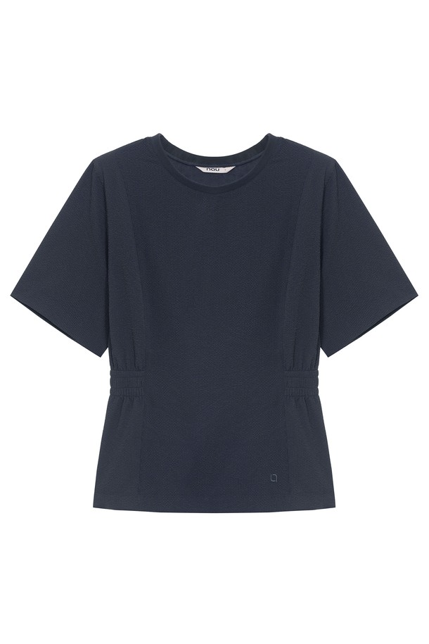 W 시어서커 반팔 티셔츠 Dark Gray는 여름철 일상과 바캉스룩에 어울리는 여성용 반팔 티셔츠입니다. 다크 그레이 컬러의 베이직하고 캐주얼한 스타일로, 레귤러 핏과 라운드넥 디자인이 특징입니다. 얇고 통기성이 좋은 폴리에스테르 소재의 시어서커 원단으로 제작되어 요철감 있는 촉감을 선사하며, 가볍고 시원하게 착용할 수 있습니다. 립조직 넥라인과 밑단 허리 옆선 밴딩 디테일이 있으며, 미니멀한 스타일을 연출하기 좋습니다. 여름철 가볍고 편안한 데일리룩을 완성해보세요.
