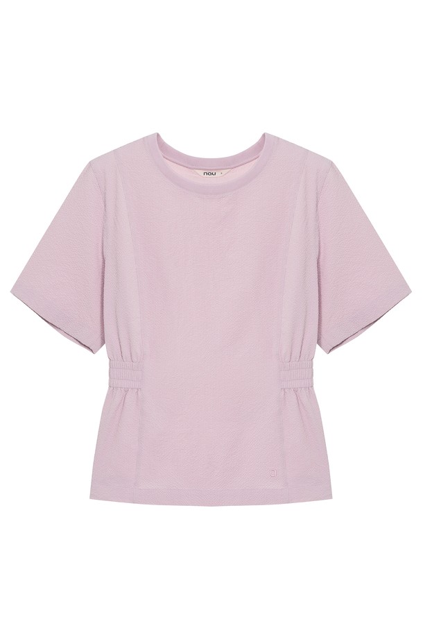 W 시어서커 반팔 티셔츠 Grayish Pink는 시원한 여름을 위한 여성용 반팔 티셔츠입니다. 통기성이 뛰어나고 가벼운 폴리에스테르 소재로 제작되어 얇고 요철감 있는 촉감을 선사합니다. 라운드넥 디자인에 레귤러핏으로 편안하게 착용 가능하며, 립 조직 넥 라인과 밑단 허리 옆선 밴딩 디테일로 깔끔한 마무리를 더했습니다. 베이직한 디자인으로 캐주얼, 미니멀, 클래식 스타일을 모두 소화하며, 휴가룩과 여행룩에 활용하기 좋습니다. 그레이시 핑크 컬러의 시어서커 패턴이 시원하고 세련된 느낌을 더합니다.
