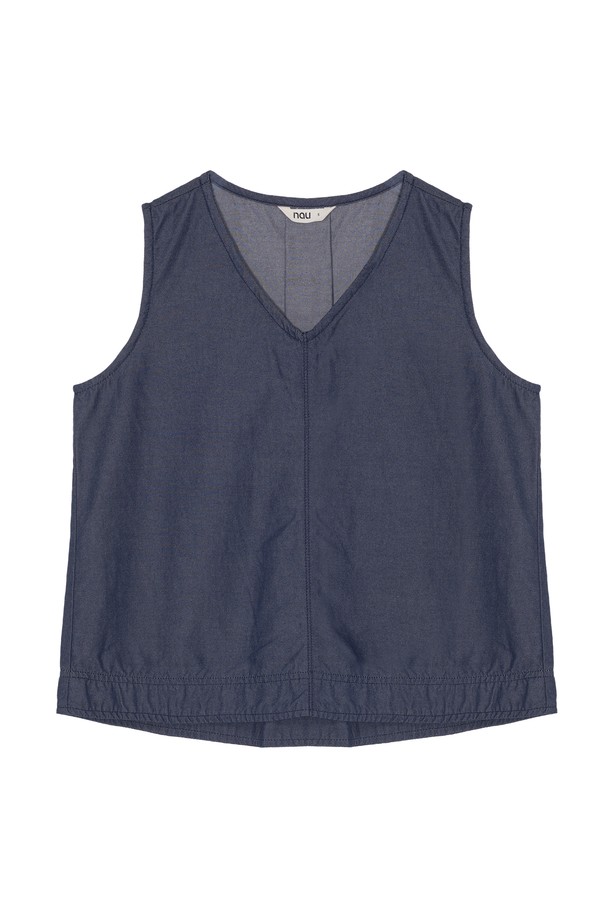 W 모달 데님 슬리브리스 탑 Denim은 부드러운 모달과 면 혼방 소재로 제작되어 시원하고 편안한 착용감을 선사합니다. 데님과 라이트 그레이 두 가지 색상으로 출시되었으며, 캐주얼하고 베이직한 스타일을 연출하기 좋습니다. 얇은 두께감과 민소매 디자인으로 여름철 휴가룩이나 여행룩에 활용하기 좋으며, 여유로운 핏으로 편안함을 더했습니다. 뒤판 맞주름 디테일로 포인트를 주어 밋밋함을 덜었습니다. V넥 라인과 크롭 기장으로 시원하고 스타일리시하게 연출해보세요.
