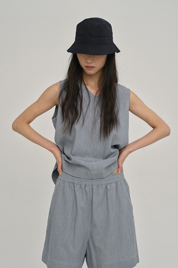 W 모달 데님 슬리브리스 탑 Light Gray는 부드러운 모달과 면 혼방 소재로 제작되어 가볍고 통기성이 뛰어난 여름철 필수 아이템입니다. 얇은 두께감과 여유로운 핏으로 편안한 착용감을 선사하며, 라운드넥 디자인으로 여성스러운 분위기를 더합니다. 라이트 그레이 컬러와 무지 패턴이 미니멀하면서도 다양한 스타일 연출에 활용하기 좋습니다. 뒤판 맞주름 디테일이 밋밋함을 덜어주어 데이트룩, 휴가룩 등 다양한 TPO에 매치할 수 있는 캐주얼하고 로맨틱한 분위기의 슬리브리스 탑입니다.
