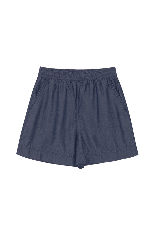 W 모달 데님 하프 팬츠는 부드러운 모달과 면 혼방 소재로 제작되어 편안한 착용감을 선사합니다. 여름철 캐주얼, 미니멀, 리조트 스타일을 연출하기 좋으며, 여행룩, 휴가룩, 바캉스룩에 매치하기 좋습니다. 하프 기장의 와이드 핏으로 시원하고 루즈한 실루엣을 연출하며, 통기성과 경량성을 갖춰 활동성을 높였습니다. 데님과 라이트 그레이 두 가지 컬러로 제공되며, 밴딩 처리로 편안함을 더했습니다.
