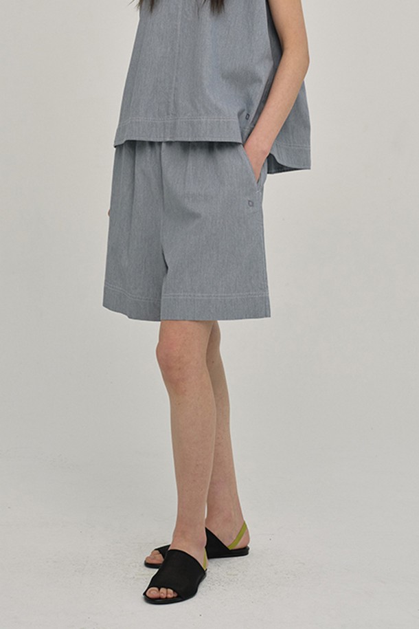 W 모달 데님 하프 팬츠 (라이트 그레이)는 여름철 시원하고 편안하게 착용하기 좋은 여성 하프 팬츠입니다. 모달 63%, 면 37% 혼방 소재로 제작되어 부드러운 촉감과 가볍고 시원한 착용감을 선사합니다. 얇은 두께감과 와이드 핏, 루즈핏 디자인으로 활동성을 높였으며, 무지 디자인으로 다양한 상의와 손쉽게 매치할 수 있습니다. 일상, 여행 등 다양한 TPO에 활용 가능하며, 캐주얼하고 미니멀한 스타일을 연출하기 좋습니다. 통기성이 뛰어나 쾌적함을 유지하며, 가볍게 제작되어 편안한 착용감을 제공합니다.
