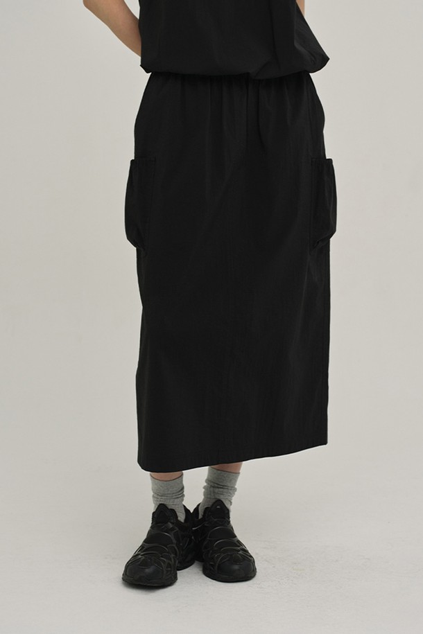 W 액트에어 스커트 Black은 가볍고 시원한 여름철 아웃도어 활동에 적합한 여성용 스커트입니다. 발수 기능과 신축성을 갖춘 나일론, 폴리우레탄 혼방 소재로 제작되어 활동성을 높였으며, 부드러운 촉감과 얇은 두께로 쾌적한 착용감을 제공합니다. 허리 스트링 조절이 가능하고 4개의 포켓이 있어 실용성을 더했으며, A라인 레귤러핏 디자인으로 스포티하면서도 캐주얼한 스타일을 연출합니다. 등산, 여행 등 다양한 아웃도어 활동뿐만 아니라 일상에서도 편안하게 착용할 수 있습니다.
