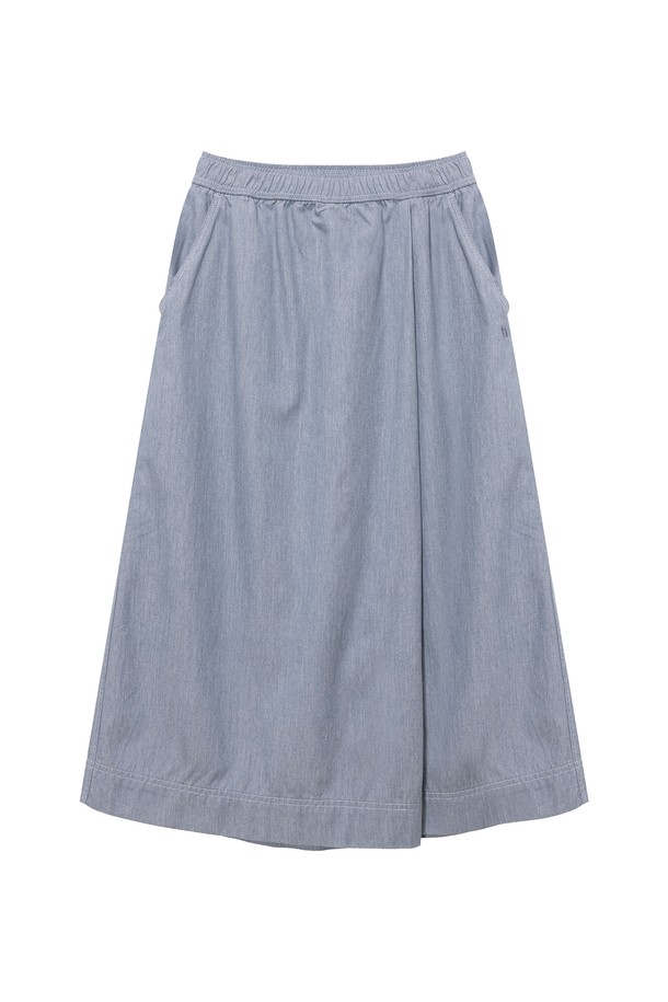 W 모달 데님 스커트 팬츠 Light Gray는 부드러운 모달과 면 혼방 소재로 제작되어 편안한 착용감을 선사합니다. 얇은 두께감과 루즈핏으로 시원하고 통기성이 뛰어나 여름철 일상복으로 제격입니다. 허리 풀밴딩과 내부 스트링으로 사이즈 조절이 용이하며, 캐주얼 및 미니멀 스타일을 연출하기 좋습니다. 라이트 그레이 컬러의 무지 디자인은 어떤 상의와도 쉽게 매치되어 휴가룩이나 여행룩으로 활용하기 좋습니다. 와이드 핏의 긴 기장으로 다리가 길어 보이는 효과를 줍니다.
