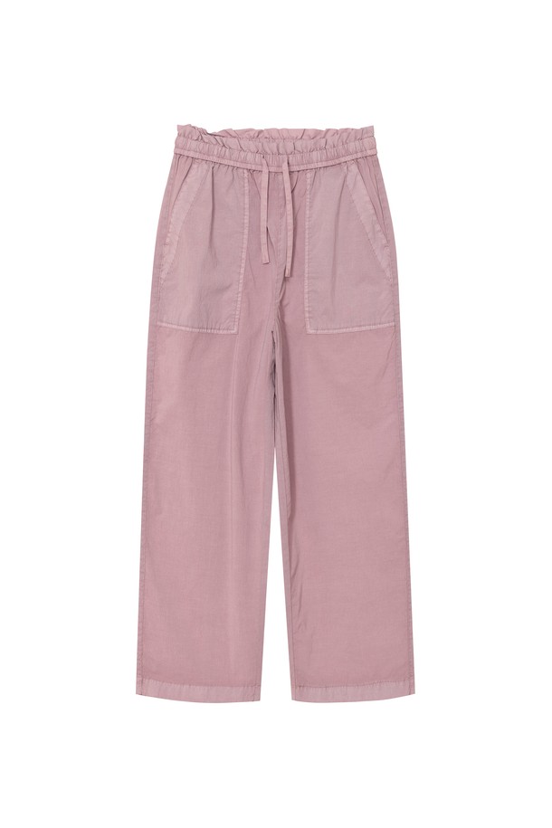 W 가먼트다잉 뱀부 세미루즈 팬츠는 여성들을 위한 캐주얼 스타일의 세미루즈핏 긴바지입니다. 통기성이 뛰어나고 신축성이 좋은 나일론, 레이온, 폴리우레탄 혼방 소재에 뱀부 소재를 함유하여 부드러운 촉감을 선사하며, 가볍고 편안한 착용감을 제공합니다. Grayish Pink 컬러와 무지 패턴이 어우러져 미니멀한 스타일을 연출하며, 셔링 디테일과 포켓 스티치로 포인트를 더했습니다. 여행룩, 휴가룩에 활용하기 좋으며, 허리 밴딩 처리로 편안하게 착용할 수 있습니다.
