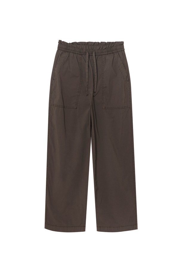 W 가먼트다잉 뱀부 세미루즈 팬츠 브라운은 여름 시즌, 캐주얼하고 미니멀한 스타일을 연출하기에 좋은 여성용 긴바지입니다. 뱀부 소재 33%를 함유하여 부드러운 촉감과 통기성, 경량성을 제공하며, 얇은 두께감으로 편안한 착용감을 선사합니다. 가먼트 다잉 공법을 적용하여 자연스러운 색감과 셔링 디테일, 퍼티크 포켓 스티치로 포인트를 더했습니다. 세미루즈핏으로 여유로운 실루엣을 연출하며, 밴딩 처리로 활동성을 높여 여행룩, 휴가룩 등 다양한 TPO에 활용 가능합니다.
