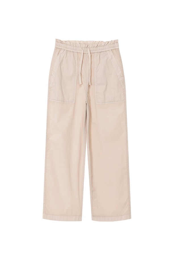 W 가먼트다잉 뱀부 세미루즈 팬츠 Light Beige는 시원하고 편안한 여름 여행룩을 위한 여성용 세미루즈핏 긴바지입니다. 가먼트다잉 공법으로 은은한 색감과 부드러운 촉감을 살렸으며, 얇고 통기성이 좋은 나일론, 레이온, 폴리우레탄 혼방 소재로 제작되었습니다. 밴딩 허리와 셔링 디테일로 편안한 착용감을 제공하며, 가벼운 무게감과 신축성으로 활동성을 높였습니다. 무지 디자인에 톤온톤 포켓 스티치로 포인트를 주어 캐주얼하면서도 미니멀한 스타일을 연출합니다. 
