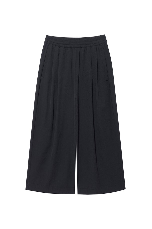 W 시어서커 와이드 팬츠 3 Black는 편안하고 시원한 여름 스타일을 위한 여성용 와이드 팬츠입니다. 블랙 컬러의 폴리에스테르 소재로 제작되었으며, 시어서커 패턴의 요철감 있는 질감이 특징입니다. 얇은 두께와 통기성, 경량성을 갖춰 여행룩, 휴가룩은 물론 캐주얼, 미니멀, 리조트 스타일에도 잘 어울립니다. 허리에는 스트링 밴딩 처리가 되어 있어 사이즈 조절이 용이하며, 루즈핏으로 편안하게 착용할 수 있습니다.
