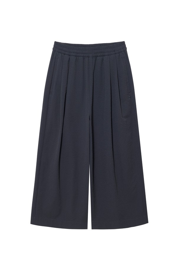 여름철 시원하게 입기 좋은 W 시어서커 와이드 팬츠 3 다크 그레이입니다. 얇은 두께감의 폴리에스테르 소재로 제작되어 통기성이 뛰어나고, 가볍게 착용할 수 있습니다. 시어서커 특유의 엠보싱 처리로 시원한 착용감을 선사하며, 와이드핏 디자인으로 편안하면서도 캐주얼한 스타일을 연출합니다. 허리 밴딩과 스트링으로 사이즈 조절이 용이하며, 휴가룩, 여행룩, 미니멀 스타일 연출에 적합합니다.
