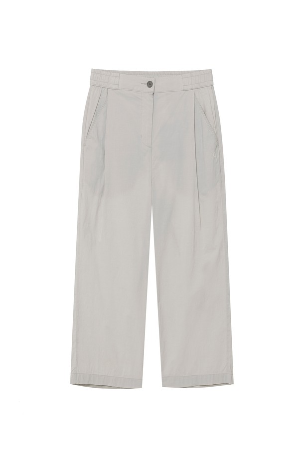 W 워케이션 세미루즈 팬츠 Light Gray는 여성용 세미루즈핏 바지입니다. 가볍고 시원한 착용감을 위해 나일론, 레이온, 폴리우레탄 혼방 소재로 제작되었으며, 여름철 일상 및 여가 활동에 적합합니다. 얇은 두께감과 부드러운 촉감, 스트레치 기능으로 편안함을 제공하며, 턱 디테일과 엘라스틱 밴딩 처리로 활동성을 높였습니다. 크롭 기장과 캐주얼한 스타일로 다양한 상의와 매치하기 용이합니다. 라이트 그레이와 네이비 두 가지 색상으로 제공됩니다.
