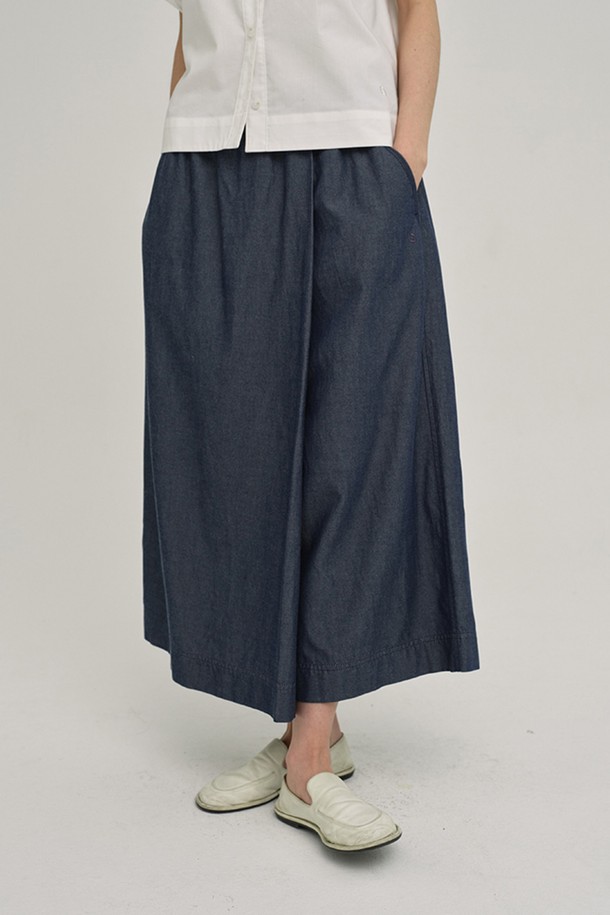 W 모달 데님 스커트 팬츠는 캐주얼한 스타일을 추구하는 여성들을 위한 여름철 필수 아이템입니다. 부드러운 모달과 면 혼방 소재로 제작되어 얇고 가벼우며, 뛰어난 통기성과 경량성을 자랑합니다. 허리 전체 밴딩과 내부 스트링으로 편안한 착용감을 제공하며, 와이드 핏과 스커트 디자인이 어우러져 트렌디한 무드를 연출합니다. 데님과 라이트 그레이 두 가지 색상으로 출시되어 여행룩, 휴가룩, 미니멀 스타일 등 다양한 스타일에 활용하기 좋습니다. 루즈핏으로 활동성을 높였으며 무지 디자인으로 어떤 상의와도 쉽게 매치할 수 있습니다.
