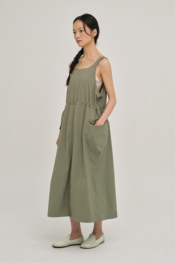 W 네오쿨 서스펜더 원피스 Light Khaki는 여름철 시원하고 편안하게 즐길 수 있는 여성용 서스펜더 원피스입니다. 부드러운 촉감의 나일론과 폴리우레탄 혼방 소재로 제작되어 얇고 가벼우며, 뛰어난 신축성과 냉감 기능으로 쾌적한 착용감을 선사합니다. 루즈핏 디자인과 스퀘어 넥 라인이 캐주얼하면서도 세련된 분위기를 연출하며, 앞뒤 구분 없이 편하게 착용할 수 있습니다. 어깨끈은 단추로, 허리 부분은 스트링으로 조절하여 체형에 맞게 핏을 조절할 수 있어 휴가, 여행, 바캉스룩 등 다양한 TPO에 활용하기 좋습니다. 미니멀하고 리조트 스타일을 즐기는 분들께 추천합니다.
