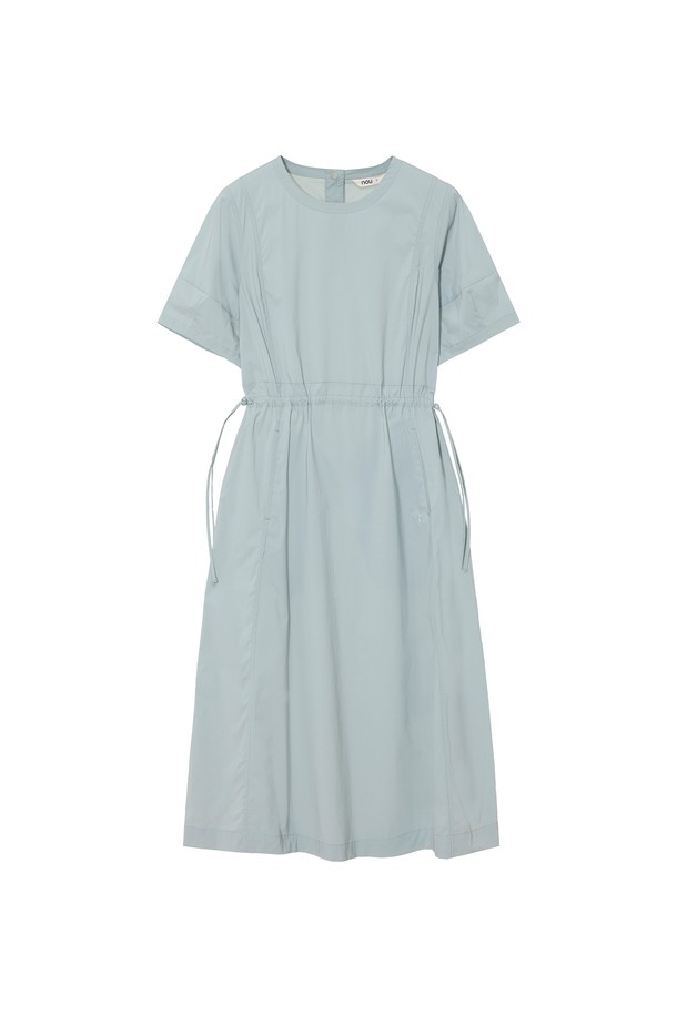 W 네오쿨 원피스 Grayish Green은 시원한 여름을 위한 여성용 캐주얼 원피스입니다. 부드러운 촉감의 나일론과 폴리우레탄 혼방 소재로 제작되어 얇고 가벼운 착용감을 제공합니다. 라운드넥에 반소매, A라인 실루엣으로 편안하고 여성스러운 스타일을 연출하며, 루즈핏으로 활동성을 높였습니다. 톤 다운된 Grayish Green 컬러와 무지 패턴으로 미니멀하고 세련된 분위기를 자아내 여행룩, 휴가룩, 리조트룩으로 활용하기 좋습니다. 허리 스트링으로 허리 조절이 가능하며, 냉감, 발수, 신축성 기능성을 갖춘 실용적인 아이템입니다.
