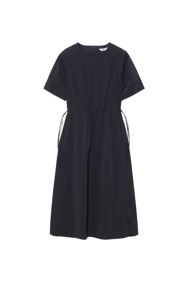 W 네오쿨 원피스 Black은 시원한 여름을 위한 여성용 미니 원피스입니다. 부드러운 나일론과 폴리우레탄 혼방 소재로 제작되어 얇고 가벼우며 냉감 촉감을 선사합니다. 루즈핏으로 편안하게 착용 가능하며, 라운드넥과 퍼프소매 디자인이 특징입니다. 허리 스트링으로 핏을 조절하여 캐주얼하면서도 여성스러운 스타일을 연출할 수 있습니다. 데일리룩이나 일상복으로 활용하기 좋은 베이직하면서도 미니멀한 블랙 원피스입니다.
