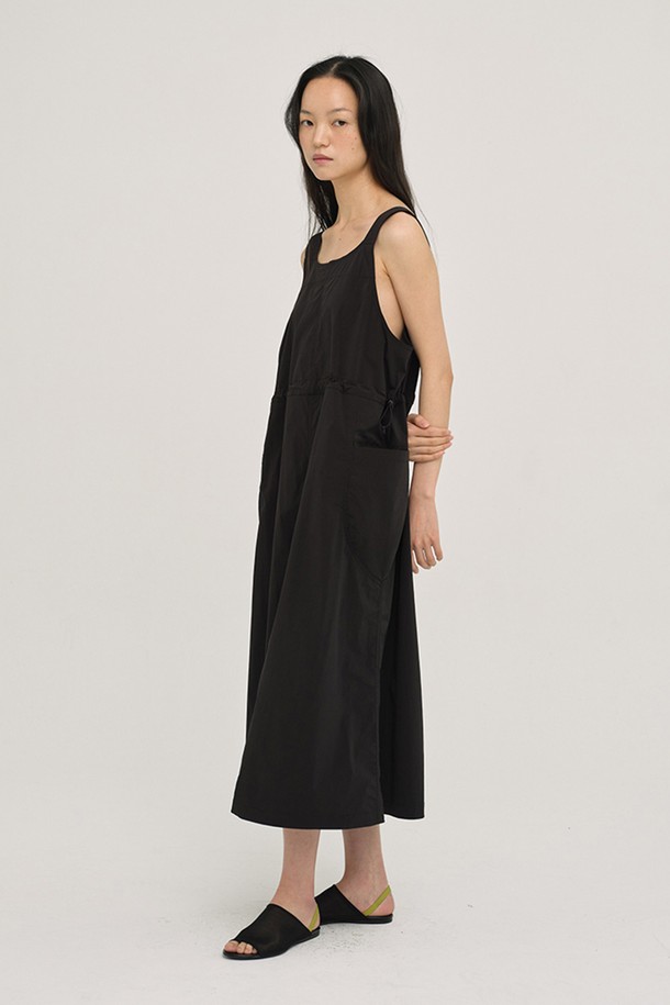 W 네오쿨 서스펜더 원피스 Black은 여름철 시원하고 편안하게 즐길 수 있는 여성용 서스펜더 원피스입니다. 가볍고 시원한 나일론, 폴리우레탄 혼방 소재로 제작되어 부드러운 촉감과 뛰어난 신축성, 발수 기능을 제공합니다. 앞뒤 구분 없이 착용 가능하며, 어깨끈과 허리 스트링 조절이 가능하여 체형에 맞게 핏을 조절할 수 있습니다. 미니멀한 무드의 무지 블랙 컬러로, 휴가룩이나 여름 바캉스룩 등 다양한 스타일 연출에 활용하기 좋습니다. 민소매 디자인과 얇은 두께로 한여름에도 시원하게 착용할 수 있습니다.
