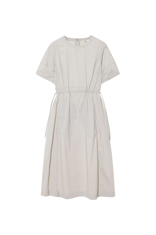 "W 네오쿨 원피스 Light Gray"는 시원한 여름을 위한 데일리 원피스입니다. 가볍고 시원한 냉감 소재와 높은 신축성으로 편안한 착용감을 선사하며, 발수 기능까지 갖춰 쾌적함을 유지합니다. 허리 스트링 디테일과 캐주얼한 디자인이 휴가룩, 바캉스룩, 미니멀 스타일 모두에 잘 어울립니다. 퍼프 소매로 여성스러운 무드를 더한 Light Gray 컬러의 무지 원피스입니다.
