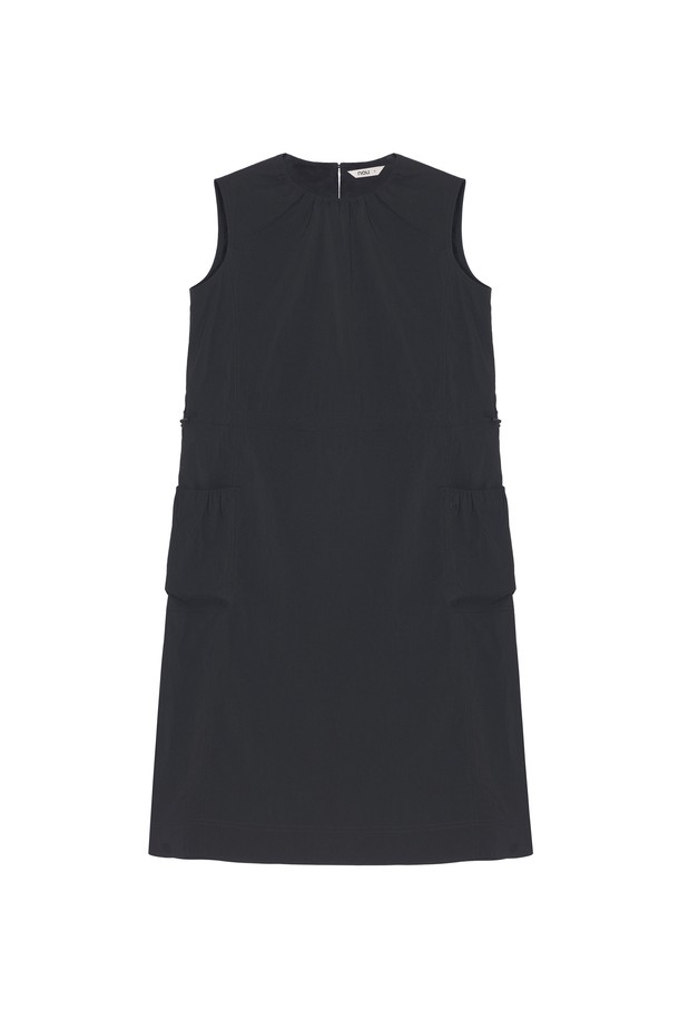 W 액트에어 슬리브리스 원피스 Black는 가볍고 시원한 착용감을 선사하는 여성용 슬리브리스 원피스입니다. 발수 기능과 뛰어난 신축성, 경량성을 갖춘 나일론과 폴리우레탄 혼방 소재로 제작되어 활동성을 높였습니다. 라운드넥 디자인에 허리 스트링 조절이 가능하며, 스포티한 무드의 무지 블랙 컬러로 다양한 스타일 연출이 용이합니다. 휴가, 여행, 피트니스 등 다방면에서 활용할 수 있는 미니멀하고 캐주얼한 스타일의 원피스입니다. 여름철 아웃도어 활동 시에도 쾌적하게 착용할 수 있습니다.
