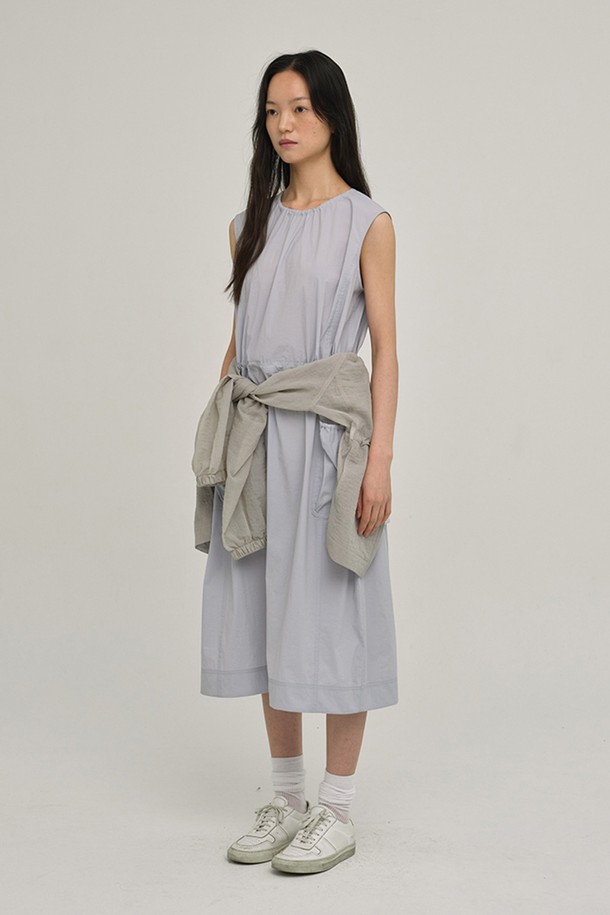 W 액트에어 슬리브리스 원피스 Light Blue는 가볍고 시원한 여름을 위한 여성용 슬리브리스 원피스입니다. 부드러운 촉감의 나일론과 폴리우레탄 혼방 소재로 제작되어 얇고 신축성이 뛰어나 편안한 착용감을 제공합니다. 라이트 블루 컬러의 무지 디자인에 라운드넥과 민소매 스타일로 캐주얼하고 스포티한 느낌을 연출합니다. 허리 스트링 조절이 가능하여 핏을 조절할 수 있으며, 발수 기능으로 아웃도어 활동에도 적합합니다. 휴가룩, 여행룩, 일상복으로 활용하기 좋은 아이템입니다.
