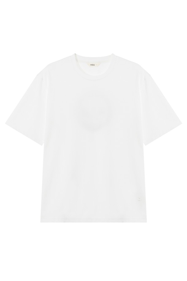 시티 반팔 티셔츠 O.White는 남녀 모두 착용 가능한 세미루즈핏의 반팔 티셔츠입니다. 봄, 여름 시즌에 적합하며, 가볍고 부드러운 촉감의 면, 폴리에스터 혼방 소재로 제작되어 편안한 착용감을 제공합니다. 라운드넥 디자인에 로고 또는 그래픽 패턴이 적용되어 스포티하면서도 캐주얼한 스타일을 연출합니다. 얇은 두께감과 형태 안정성이 특징이며, 리사이클 소재를 사용하여 환경을 생각한 제품입니다. 일상 및 스포츠 활동 모두에 활용 가능한 활용도 높은 아이템입니다.
