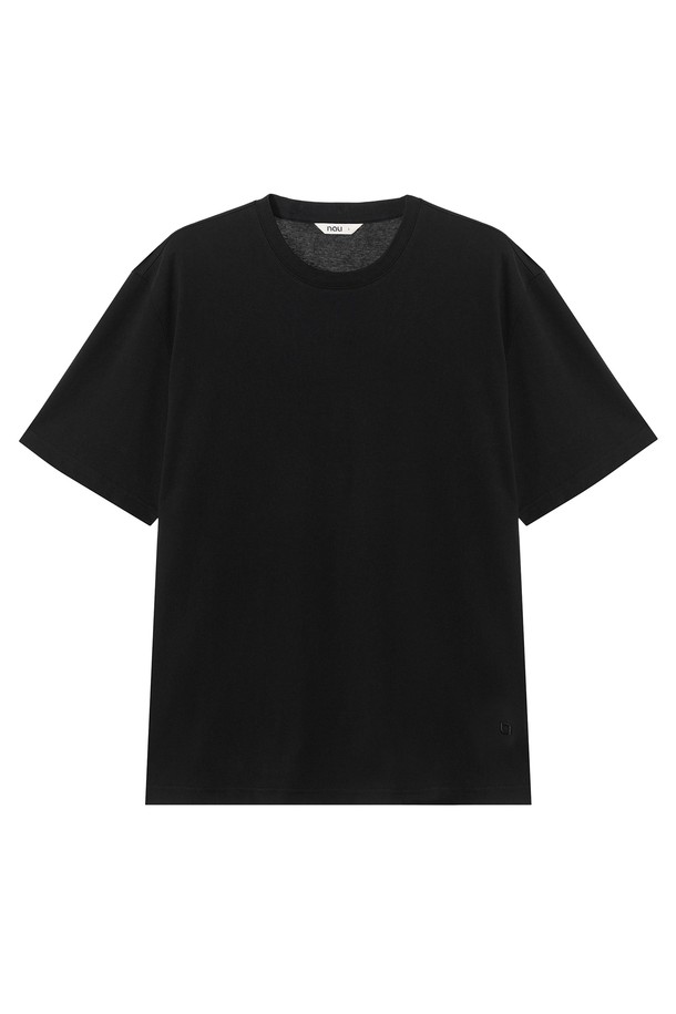 심플한 디자인의 시티 반팔 티셔츠 Black입니다. 면과 폴리에스터 혼방 소재로 제작되어 부드러운 촉감과 가벼운 착용감을 제공하며, 봄, 여름 시즌에 산뜻하게 입기 좋습니다. 세미루즈핏으로 편안함을 더하고, 라운드넥과 반소매 디자인으로 캐주얼하면서도 스포티한 무드를 연출합니다. 경량 소재와 형태 안정성을 갖춰 활동성과 관리가 용이하며, 리사이클 소재를 사용하여 환경까지 생각했습니다. 일상 및 가벼운 산책룩에 활용하기 좋은 아이템입니다.
