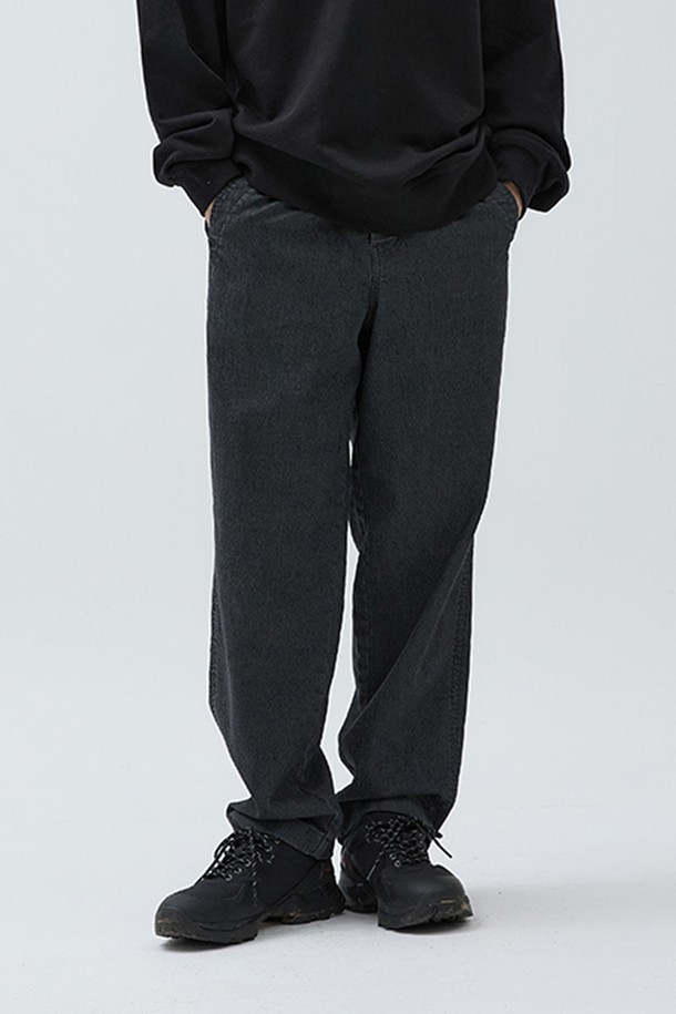 데님 스웻 세미루즈 팬츠 Black은 남녀 모두 착용 가능한 블랙 컬러의 세미루즈핏 데님 팬츠입니다. 일상생활은 물론, 출근룩과 데이트룩에도 잘 어울리는 캐주얼 스타일의 아이템입니다. 부드러운 촉감의 면, 폴리에스터, 폴리우레탄 혼방 소재로 제작되어 가을 시즌에 적합하며, 신축성과 내구성이 뛰어납니다. BCI 면 76%를 사용하여 편안함과 환경을 고려했으며, 이중직 짜임과 워싱 가공으로 고급스러운 외관을 자랑합니다. 밴딩 처리와 벨트 고리가 있어 편안한 착용감과 다양한 스타일 연출이 가능합니다.
