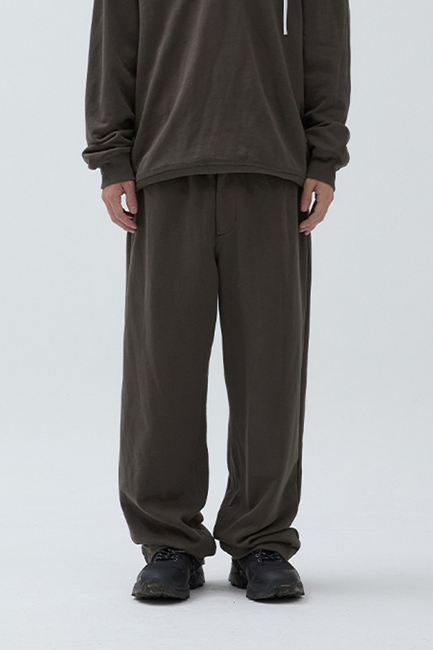 워케이션 스웻 팬츠 Charcoal Brown은 일상과 여행 등 다양한 TPO에 활용하기 좋은 스웻 팬츠입니다. 부드러운 촉감의 면과 폴리에스터 혼방 소재로 제작되어 편안한 착용감을 제공하며, 가을 시즌에 적합합니다. 허리 엘라스틱 밴드와 단추 장식 디테일이 있으며, 레귤러 핏으로 제작되어 캐주얼하고 미니멀한 스타일을 연출합니다. 경량성과 형태 안정성이 뛰어나며, 리사이클 소재를 사용하여 환경까지 생각했습니다. 챠콜 브라운 컬러의 무지 디자인으로 어떤 상의와도 쉽게 매치할 수 있습니다.
