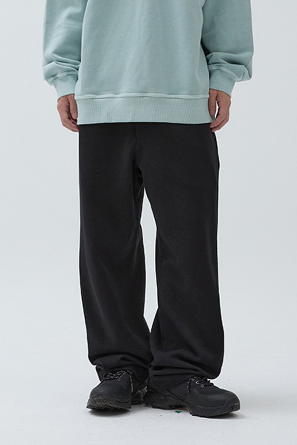 워케이션 스웻 팬츠 Black는 일상과 여행을 위한 캐주얼 스타일의 스웻팬츠입니다. 부드러운 면과 폴리에스터 혼방 소재로 제작되어 편안한 착용감을 선사하며, 가을 시즌에 적합합니다. 허리 엘라스틱 밴딩과 단추 장식이 있어 편안하면서도 스타일리시하게 연출할 수 있습니다. 레귤러핏으로 제작되었으며, 무지 디자인의 블랙 컬러로 다양한 상의와 매치하기 좋습니다. 리사이클 소재를 사용하여 환경까지 생각한 워케이션 스웻 팬츠입니다.
