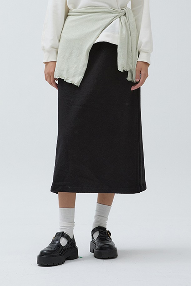 W 리프 플리스 롱 스커트 (Black)는 부드러운 면과 기모 소재로 제작되어 가을, 겨울철 따뜻하게 착용하기 좋은 여성 롱스커트입니다. 캐주얼, 미니멀, 클래식 스타일을 모두 아우르는 디자인으로, 일상 및 출근룩에 활용하기 좋습니다. 넉넉한 루즈핏과 허리 밴딩, 밑단 트임 디테일이 편안함과 활동성을 더합니다. 무지 디자인의 A라인 핏으로 어떤 상의와도 쉽게 매치하여 다양한 스타일을 연출할 수 있습니다. 두꺼운 두께감으로 보온성을 높였으며, 부드러운 촉감이 특징입니다.
