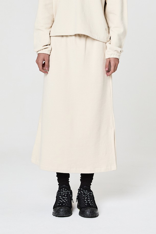 W 리프 플리스 롱 스커트 Light Beige는 가을 시즌에 어울리는 여성용 롱스커트입니다. 부드러운 촉감의 오가닉 코튼 100% 소재로 제작되었으며, 두꺼운 두께감으로 따뜻하게 착용할 수 있습니다. 허리 밴딩과 밑단 트임 디테일이 있으며, A라인 핏으로 캐주얼하면서도 베이직한 스타일을 연출합니다. 레귤러핏으로 편안하게 착용 가능하며, 신축성과 보온성을 갖춰 활동성까지 보장합니다. 라이트 베이지 컬러의 무지 디자인으로 다양한 상의와 손쉽게 매치할 수 있습니다.
