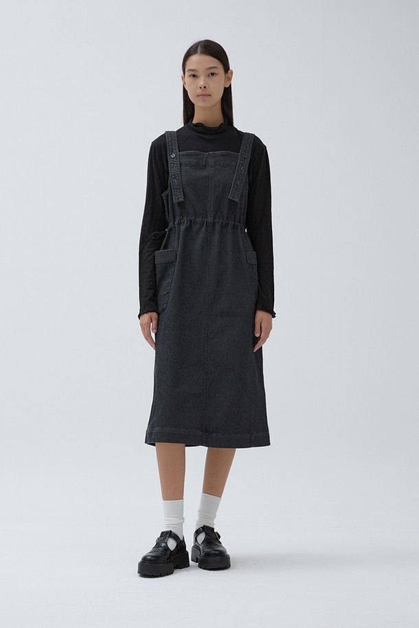 **W 데님 스웻 서스펜더 원피스 Black**

부드러운 촉감의 데님 스웻 소재로 제작된 여성용 서스펜더 원피스입니다. 캐주얼, 미니멀, 클래식 스타일을 모두 아우르는 디자인으로, 가을에 데이트룩, 산책룩으로 활용하기 좋습니다. 넉넉한 루즈핏에 스퀘어넥 디자인이 돋보이며, 앞뒤 구분 없이 착용 가능하여 실용적입니다. 어깨끈과 허리 스트링 조절이 가능해 편안하게 착용할 수 있으며, 신축성이 있어 활동성을 높였습니다. 블랙 컬러의 무지 디자인으로 어떤 상의와도 쉽게 매치할 수 있습니다.
