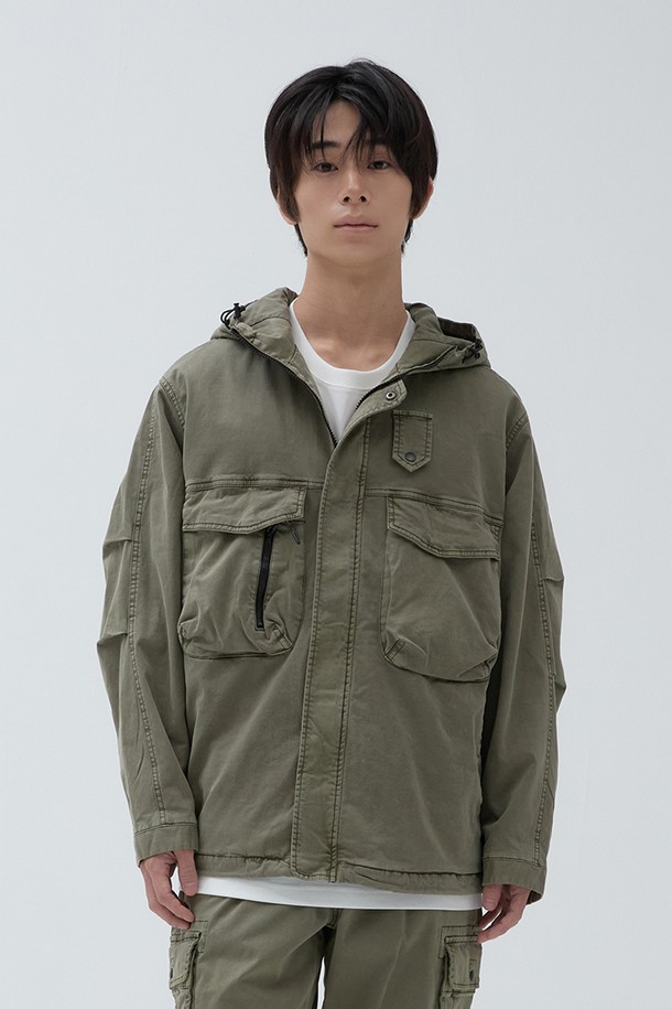 가먼트다잉 테라 재킷 Khaki는 남녀 모두 착용 가능한 캐주얼 자켓입니다. 가을에 어울리는 보통 두께감의 면, 폴리우레탄, 나일론 혼방 소재로 제작되어 부드러운 촉감을 선사하며, 레귤러 핏으로 편안하게 착용할 수 있습니다. 가먼트다잉 처리로 자연스러운 색감과 빈티지한 느낌을 살렸으며, 아웃포켓, 후드 스트링, 밑단 스트링, 입체 포켓 등의 디테일이 돋보입니다. 여행룩이나 산책룩에 활용하기 좋으며, 미니멀, 시티보이 스타일을 연출하기에도 적합합니다. 스트레치 기능과 형태 안정성을 갖춰 활동성과 실용성을 모두 만족시키는 아이템입니다.
