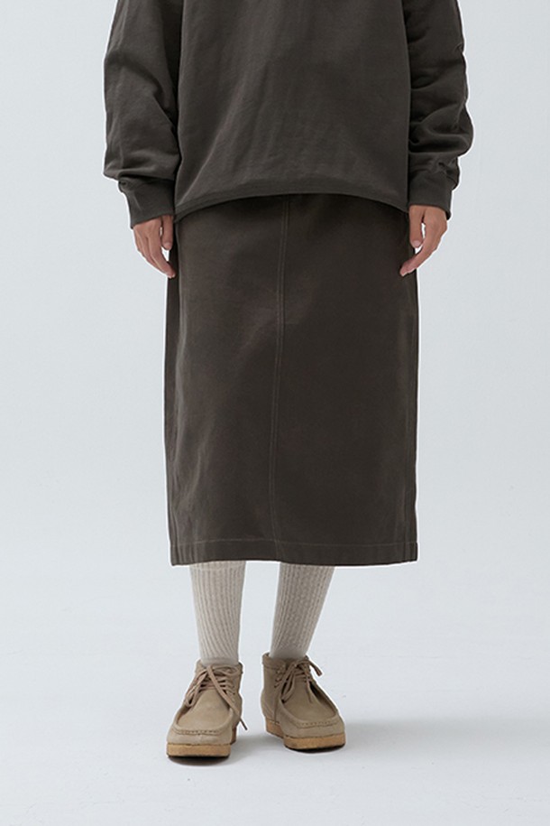 차분한 분위기의 W 소프트 트윌 스커트 Charcoal Brown입니다. 부드러운 면과 리오셀 혼방 소재로 제작되어 편안한 착용감을 선사하며, 가을 시즌에 어울리는 두꺼운 두께감으로 따뜻하게 입을 수 있습니다. 베이직한 디자인의 A라인 맥시 스커트로, 뒷면 밑단 트임 디테일이 활동성을 더합니다. 차콜 브라운 컬러와 무지 패턴이 어우러져 클래식, 미니멀, 캐주얼 등 다양한 스타일을 연출하기 좋으며, 출근룩과 모임룩으로 활용하기 좋습니다. 구김이 적어 관리가 용이하며 가벼운 착용감으로 편안하게 즐길 수 있습니다.
