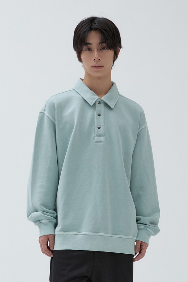 가먼트다잉 워케이션 스웻 맨투맨 Grayish Blue는 톤 다운된 그레이쉬 블루 컬러가 돋보이는 남녀 공용 맨투맨입니다. 가을 시즌에 어울리는 두꺼운 두께감으로 보온성을 높였으며, 부드러운 촉감으로 편안한 착용감을 선사합니다. 버튼형 하프넥 디자인과 가먼트다잉 기법을 사용하여 캐주얼하면서도 빈티지한 무드를 더했습니다. 출근룩이나 캠핑룩 등 다양한 TPO에 활용 가능하며, 미니멀, 캐주얼, 클래식 스타일을 즐겨 입는 분들께 추천합니다. 면과 폴리에스터 혼방 소재로 제작되어 관리가 용이합니다.
