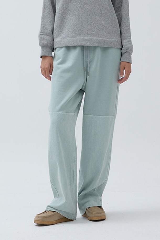 가먼트다잉 하이브리드 스웻 팬츠 Grayish Blue는 가을 시즌을 위한 캐주얼 스타일의 루즈핏 긴바지입니다. 면과 폴리에스터 혼방 소재로 제작되어 부드러운 촉감을 선사하며, 두꺼운 두께감으로 따뜻하게 착용할 수 있습니다. 가먼트다잉 기법을 사용하여 은은한 투톤 효과를 내며, 허리 스트링으로 편안하게 핏을 조절할 수 있습니다. 무릎 위아래 다른 소재를 사용하여 디자인 디테일을 더했으며, 집콕룩, 산책룩, 여행룩 등 다양한 TPO에 활용 가능합니다. 미니멀, 시티보이 스타일을 즐겨 입는 분들께 추천합니다.
