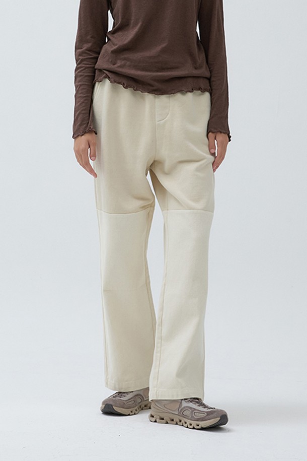 가먼트다잉 하이브리드 스웻 팬츠 아이보리 컬러입니다. 면과 폴리에스터 혼방 소재로 제작되어 부드러운 촉감을 선사하며, 넉넉한 루즈핏으로 편안한 착용감을 제공합니다. 가먼트다잉 기법을 사용하여 자연스러운 투톤 효과를 연출하며, 허리 스트링으로 사이즈 조절이 용이합니다. 무릎 위아래 다른 소재를 사용하여 디자인 디테일을 더했으며, 두꺼운 두께감으로 가을 시즌에 따뜻하게 입을 수 있습니다. 집콕룩, 산책룩 등 캐주얼, 미니멀, 시티보이 스타일을 즐기는 분들께 추천합니다.
