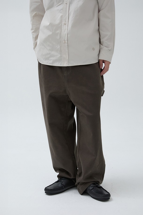 소프트 트윌 팬츠 차콜 브라운은 부드러운 촉감의 면 66%, 리오셀 34% 혼방 소재로 제작되어 편안한 착용감을 선사합니다. 가을에 어울리는 두꺼운 두께감과 세미 루즈핏으로, 클래식하고 미니멀한 스타일을 연출합니다. 사이드 스트랩과 스티치 디테일이 돋보이며, 긴 기장으로 다양한 스타일링에 활용할 수 있습니다. 출근룩, 비즈니스 캐주얼, 모임룩 등 TPO에 구애받지 않고 클래식한 매력을 더해줍니다. 또한 경량성으로 활동성을 높였습니다.
