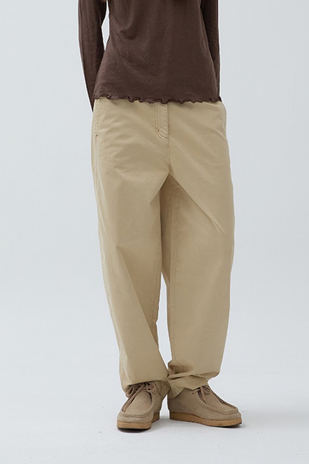 W 가먼트다잉 배럴 레그 팬츠 베이지는 캐주얼, 미니멀, 클래식 스타일을 아우르는 여성용 바지입니다. 면과 폴리우레탄 혼방 소재로 제작되어 부드러운 촉감과 편안한 착용감을 선사합니다. 가먼트다잉 기법을 사용해 자연스러운 색감과 빈티지한 멋을 더했으며, 루즈핏과 배기핏 디자인으로 활동성을 높였습니다. 넉넉한 기장의 긴 바지로, 일상 속에서 편안하고 스타일리시하게 연출하기 좋습니다. 가을에 특히 잘 어울리는 베이지 컬러의 무지 바지입니다.
