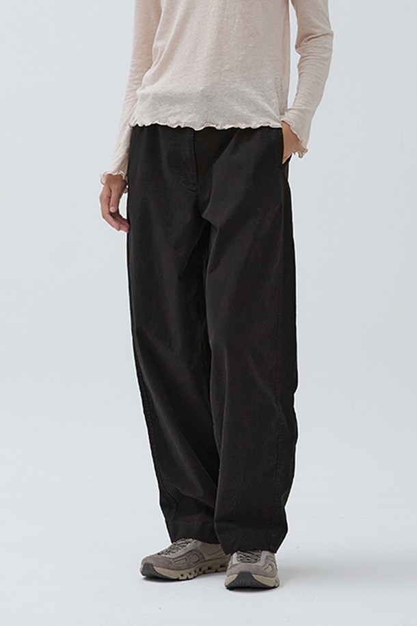 W 가먼트다잉 배럴 레그 팬츠 Black는 여성용 배럴 레그 팬츠입니다. 가먼트다잉 워싱으로 자연스러운 색감과 부드러운 촉감을 선사하며, 면과 폴리우레탄 혼방 소재로 제작되어 편안한 착용감을 제공합니다. 루즈핏과 배기핏의 조화로 편안하면서도 스타일리시한 실루엣을 연출하며, 입체적인 디자인이 특징입니다. 베이직, 미니멀, 캐주얼 스타일을 즐기는 분들께 추천하는 가을 시즌 필수 아이템입니다.
