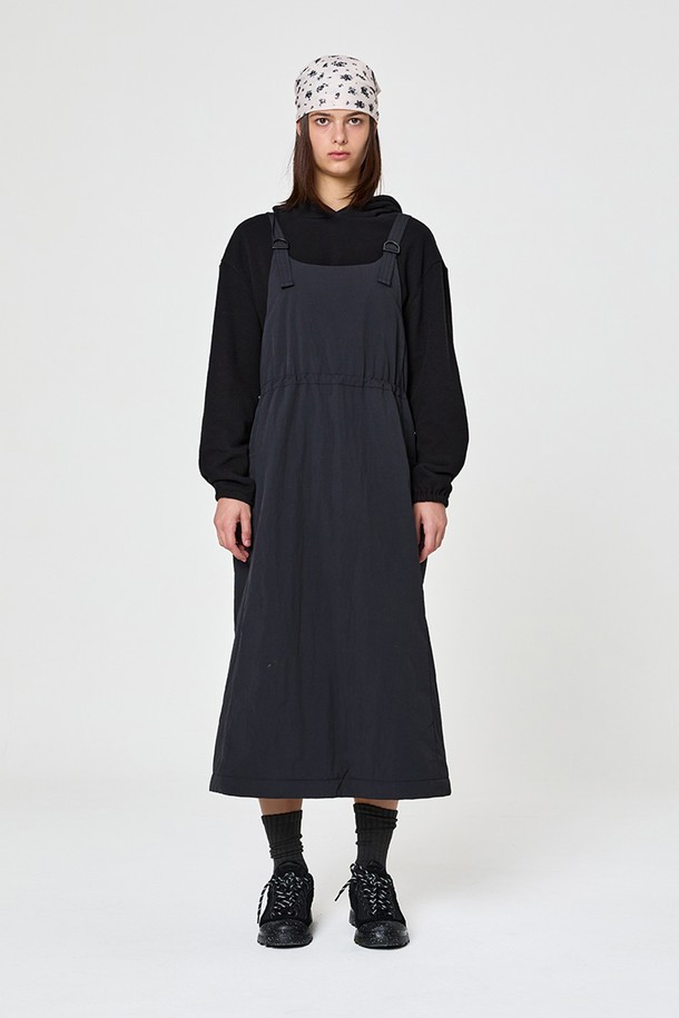 W 코지 패딩 원피스 Black은 겨울철 따뜻함과 스타일을 모두 잡은 여성 패딩 원피스입니다. 부드러운 나일론 소재와 두꺼운 두께, 넉넉한 루즈핏으로 편안한 착용감을 선사합니다. 라운드넥과 민소매 디자인으로 다양한 이너웨어와 레이어드하여 캐주얼하고 베이직한 스타일을 연출할 수 있습니다. 허리 스트링과 어깨끈 조절이 가능하며, 앞뒤 구분 없이 착용할 수 있어 실용적입니다. 와샤 가공으로 자연스러운 핏을 연출하며 보온성과 경량성을 동시에 갖춘 데일리 원피스입니다.
