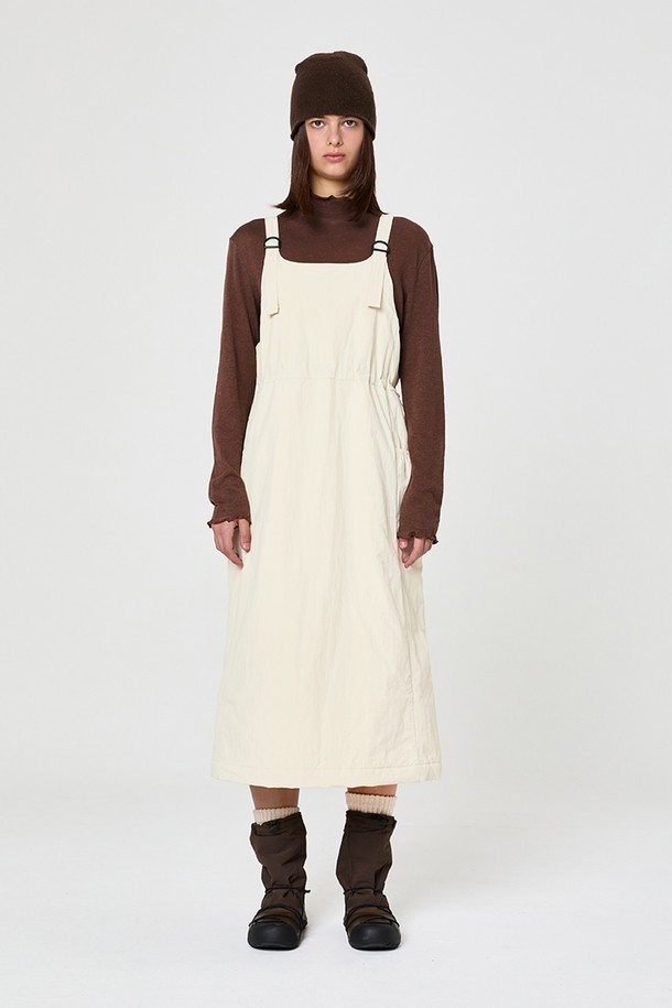 W 코지 패딩 원피스 Light Beige는 부드러운 촉감의 나일론 소재로 제작된 여성용 패딩 원피스입니다. 톤 다운된 라이트 베이지 컬러의 무지 디자인으로, 캐주얼하면서도 코지한 스타일을 연출합니다. 넉넉한 루즈핏에 스퀘어넥 디자인이 돋보이며, 허리 스트링과 어깨끈 조절이 가능하여 다양한 핏으로 연출할 수 있습니다. 안감이 패딩 처리되어 보온성을 높였으며, 가볍고 따뜻하게 겨울철 집콕룩을 완성할 수 있습니다. 앞뒤 구분 없이 착용 가능하며 와샤 가공으로 자연스러운 멋을 더했습니다.
