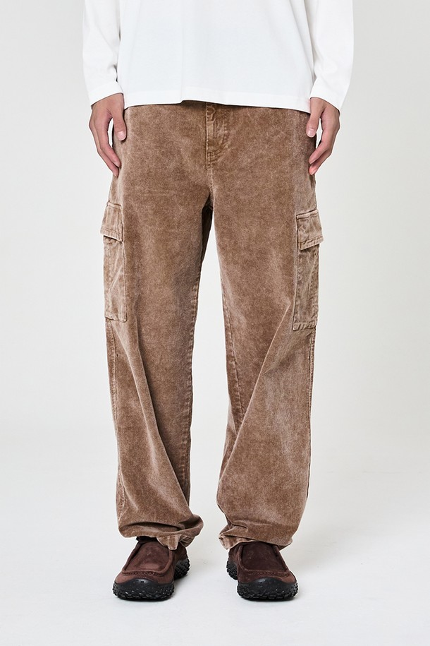 가먼트다잉 코듀로이 카고팬츠 Khaki Brown (카키 브라운)은 캐주얼, 미니멀, 클래식 스타일을 아우르는 남녀 공용 카고 팬츠입니다. 부드러운 촉감의 코듀로이, 면, 폴리우레탄 혼방 소재로 제작되어 겨울철에도 따뜻하게 착용할 수 있습니다. 레귤러핏으로 편안하며, 가먼트다잉 공법으로 은은한 색감과 자연스러운 멋을 더했습니다. 허리 밴딩, 벨트 고리, 카고 포켓 디테일이 실용성을 높이며, 스트레치 기능으로 활동성을 보장합니다. 무지 디자인에 두꺼운 두께감으로 포근하고 스타일리시하게 연출할 수 있습니다.
