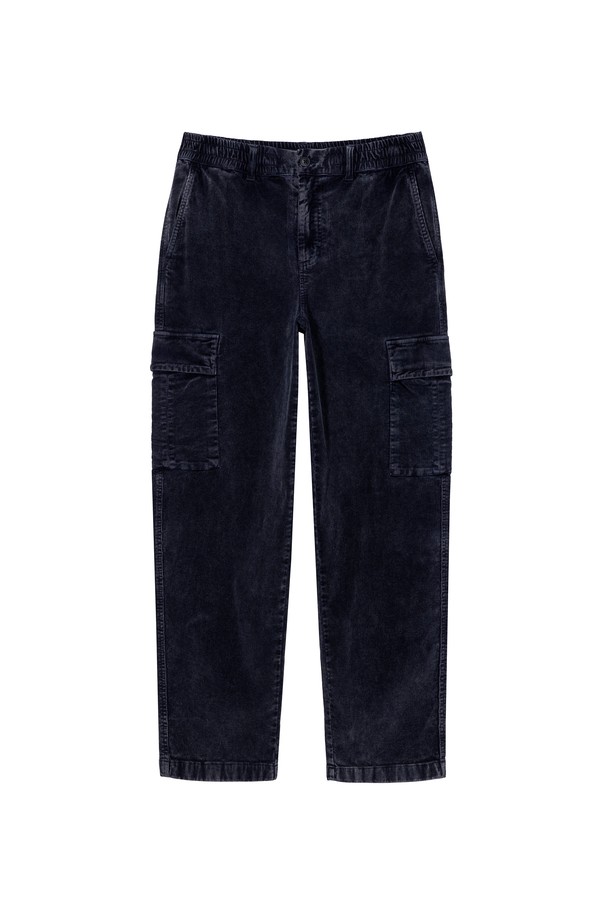 가먼트다잉(Garment Dyeing) 기법으로 제작된 네이비 컬러의 코듀로이 카고 팬츠입니다. 부드러운 촉감과 두꺼운 두께감으로 겨울철 따뜻하게 착용 가능하며, 레귤러핏으로 편안한 착용감을 선사합니다. 면, 폴리우레탄, 코듀로이 혼방 소재로 제작되어 신축성은 물론 내구성까지 갖췄습니다. 가먼트다잉 워싱 처리로 자연스러운 색감과 빈티지한 매력을 더했으며, 카고 포켓과 벨트 루프 디테일로 실용성을 높였습니다. 출근룩, 캠핑룩 등 다양한 스타일을 연출할 수 있는 캐주얼한 아이템입니다.
