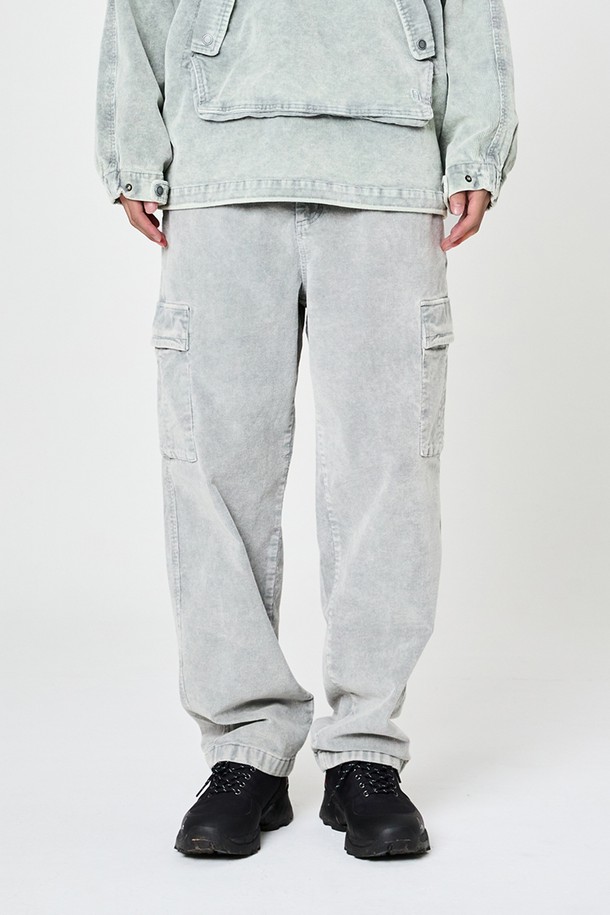 가먼트다잉 코듀로이 카고 퍈츠 Light Gray는 겨울철 캐주얼룩을 위한 남녀 공용 긴바지입니다. 라이트 그레이 컬러의 부드러운 코듀로이 소재와 면, 폴리우레탄 혼방으로 제작되어 편안한 착용감을 제공합니다. 가먼트다잉 워싱 기법으로 은은한 색감과 자연스러운 분위기를 연출하며, 레귤러핏으로 제작되어 다양한 상의와 손쉽게 매치할 수 있습니다. 카고 포켓 디테일과 벨트 루프, 스판 소재를 더해 실용성과 활동성을 높였습니다. 출근룩부터 미니멀, 클래식 스타일까지 폭넓게 활용 가능한 아이템입니다.
