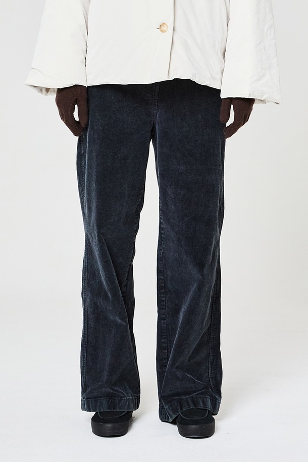 W 가먼트다잉 코듀로이 세미루즈 팬츠 Navy는 부드러운 촉감과 보온성을 갖춘 여성용 코듀로이 팬츠입니다. 톤 다운된 네이비 컬러에 무지 디자인으로, 캐주얼, 미니멀, 클래식 스타일을 모두 아우릅니다. 허리 밴딩과 스트레치 기능으로 편안한 착용감을 선사하며, 출근룩이나 데이트룩에 모두 잘 어울립니다. 가먼트다잉 처리와 아웃심 앞쪽 배치, BCI 면 사용으로 퀄리티를 높였습니다. 겨울철, 세미루즈핏으로 스타일리시함과 따뜻함을 동시에 느껴보세요.
