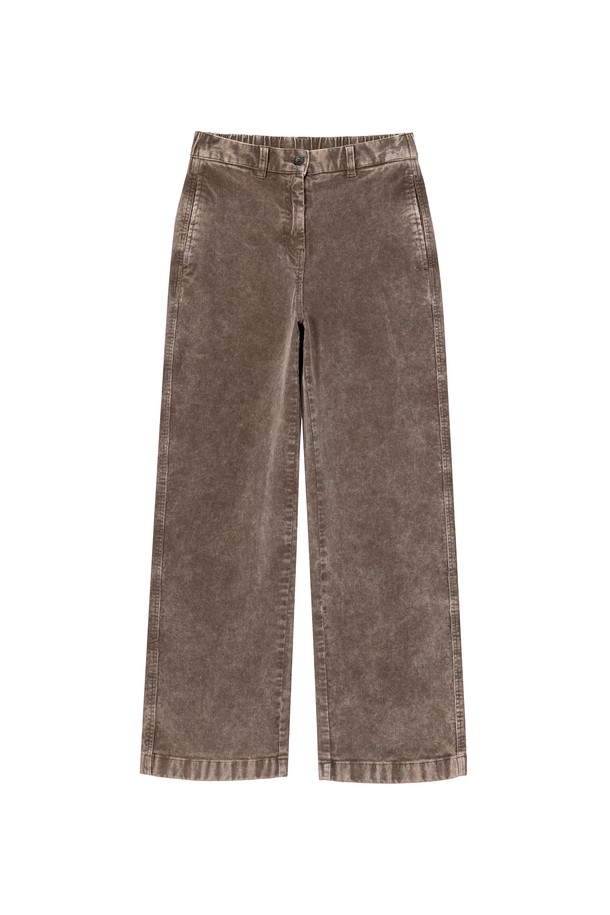 가먼트다잉 처리로 은은한 색감과 빈티지한 무드를 더한 W 가먼트다잉 코듀로이 세미루즈 팬츠 Khaki Brown입니다. 부드러운 촉감의 코듀로이 소재와 BCI 면 98%, 폴리우레탄 2%의 혼방으로 제작되어 편안한 착용감을 선사합니다. 넉넉한 세미루즈핏으로 활동성을 높였으며, 겨울철 보온성을 책임지는 두께감으로 제작되었습니다. 앞쪽 아웃심 배치와 밴딩 허리 디테일로 디자인과 편의성을 동시에 잡았습니다. 캐주얼, 미니멀, 클래식 스타일을 즐겨 입는 여성분들에게 출근룩, 산책룩 등 다양한 TPO에 활용하기 좋은 아이템입니다.
